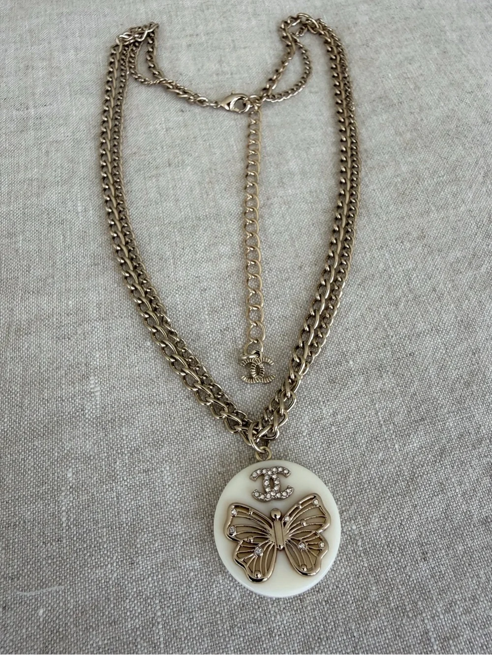 🤍CHANEL Gold-Tone Chain Necklace with Cream Disc & Butterfly✨